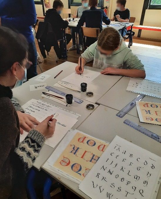 Le livre au Moyen-Âge : découverte de la calligraphie